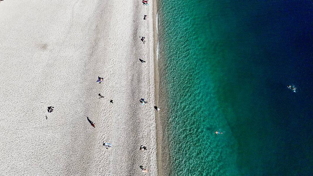 O kent iki mevsimi aynı anda yaşadı: Bir yanda kar, diğer yanda deniz keyfi! Dağ, tepe, sahil, deniz doldu taştı 4